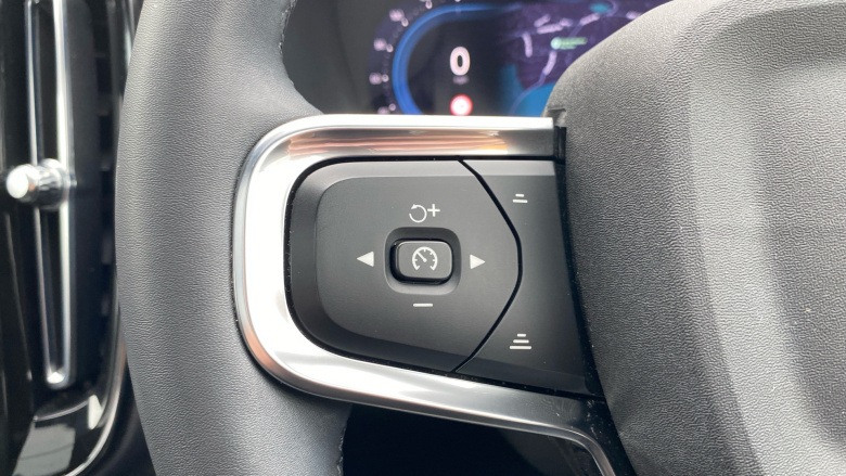 Volvo XC40 2.0 B4P Ultimate Dark 5dr Auto Petrol Estate